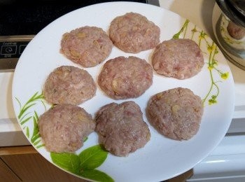 step3: 在碟面塗上少許生油, 然後將材料搓成球將後壓平放在碟上, 大約有十至十二片, 用保鮮膜包好放入雪櫃中三十分鐘至一小時後取出