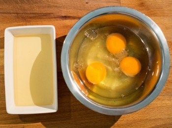 step1: 先將所有的材料放進碗裡，以及準備一個容器裡面倒入一點沙拉油。