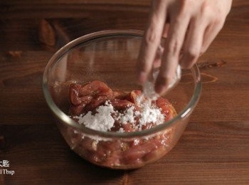 step1: 首先將豬肉絲與<span class="group_2">醃料</span>均勻混合醃製約15分鐘。