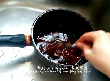 step11: 紅棗水放入煲內 , 紅棗蓉用隔篩隔至滑身放入紅棗水內拌勻