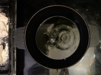 step9: 靜置時，鍋中加入油，大火燒熱，下一點麵粉團試油溫，一下即浮起為之ok