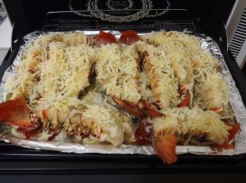 step8: 把<a href="https://bit.ly/3CaaqmB" target="_blank" data-keyword="龍蝦尾" class="guide-link"><strong>龍蝦尾</strong></a> <span style="display:inline-block;vertical-align:middle;margin-top:-3px;color:initial;border-radius:3px;padding:2px 3px;font-size:12px;line-height:14px;background:#87d300;color:#fff;">即買</span> 重新放進焗爐； 同時把爐溫調至250度， 烤約10分鐘至芝士微焦便可食用。