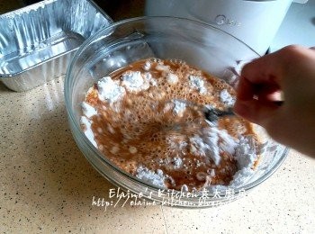 step13: 木薯粉 , 糯米粉及粘米粉放入大碗內拌勻 , 加入紅棗糖水拌勻至沒有粉粒