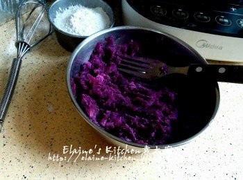 step5: 將蒸熟的紫蕃薯用叉壓成蓉