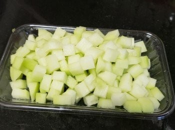 step3: 合掌瓜，去皮及核後切成丁粒