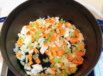 step4: 西芹、洋蔥和甘筍洗過去皮後切成粒待用; 在鑄鐵鍋內加1 湯匙牛油果油, 燒熱後, 將蔬菜粒倒入鍋中炒香, 加入蒜粉炒勻, 再將蕃茄放入鍋中拌勻, 加入清水和月桂葉, 中火煮滾後轉小火煲二十鐘, 將已焗好的蝦殼和龍蝦殼放入煲中, 以小火煲四十分鐘至一小時後將所有殼撈起