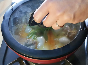 step9: 加入蔥後，
蓋上蓋子稍微悶一下，在半熟狀態即可起鍋。