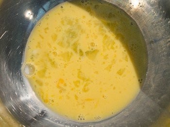 step4: 再來將<span class="group_3">法式吐司蛋液</span>混合。