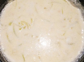 step2: 拌勻後，加入牛奶及玉米，同時撒上適量胡椒鹽，開弱火煮到喜歡的硬度。
＊可以試一下味道。