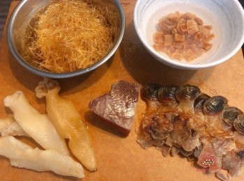 step1: 瘦肉切件，走地雞去皮冲洗乾淨齊飛水，備用；