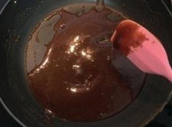 step13: 再加入冷開水煮成液態略稠狀即可關火備用。