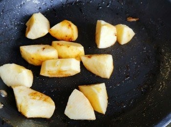 step4: 將已去皮的蘋果放入鑊中炒片刻