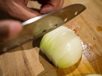 step1: 洋蔥逆紋切好後，放進保鮮盒中開500w微波加熱。