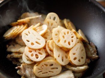 step2: 接著放入蓮藕、砂糖拌炒。