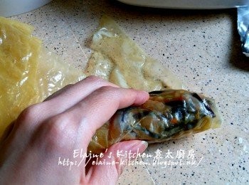 step9: 將適量餡料放在腐皮下方 , 卷起封口 , 將全部腐皮卷靜待10分鐘