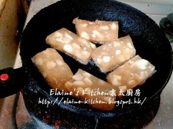 step12: 翌日將馬蹄糕切片 , 放入鑊中加少許油用慢火煎香 , 食時灑上少許桂花糖即可