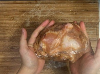 step3: 打結後入雪櫃最少醃3小時，最好醃一晚