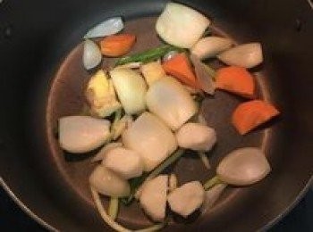 step3: 鍋內下少許橄欖油，炒香洋蔥、薑、蔥、紅蘿蔔和荸薺；