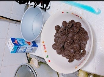 step3: 拎番雪櫃個餅底模具出黎 倒啲忌廉混合物上去 包張保鮮紙 雪四個鐘