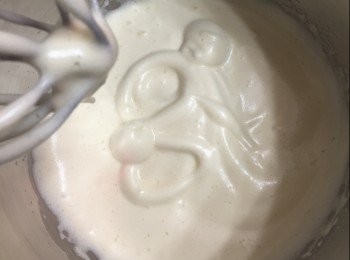 step1: 先準備蛋糕底，把全蛋和糖打發到可寫到不消失的8字。