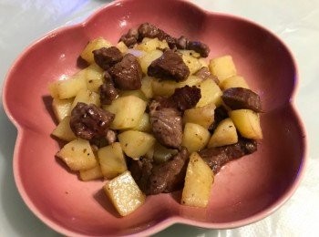 step4: 將薯仔粒放入鑊中與牛柳粒兜勻，上碟即可享用