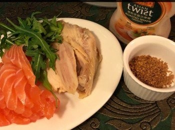 step2: 少許火龍菜或芫茜作裝飾。少許芝麻。
芝麻沙律醬或香油，鮑魚汁，醋，醬油及魚露等等，示乎在於你個人的喜嗜，喜歡吃甜或酸的，更可隨意加甜酸醬或辣椒酱。