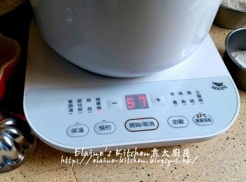 step7: 燉至剩餘一小時後會有時間顯示 , 直至嗶嗶聲響代表燉完 , 會進入保溫模式