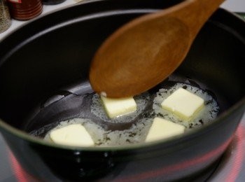 step1: 煲開中火，下牛油