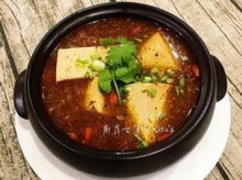 step8: 裝碗後撒上蔥花和香菜即可。