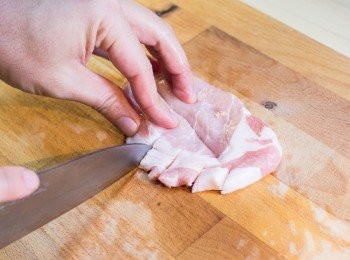 step1: 準備一片里肌肉。
在豬肉油脂部位切幾刀。