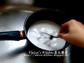 step3: 期間將白砂糖 , 鹽 , 椰漿及水放入煲內拌勻 , 用慢火慢慢煮至糖溶