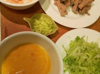 step1: 準備材料，蛋加鹽發混備用，蝦用鹽水汆水。扎肉和生菜切絲。