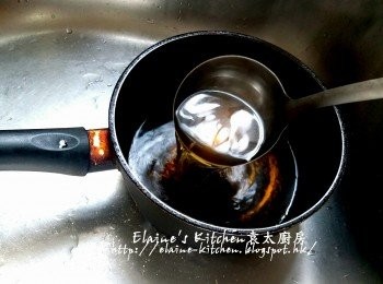 step4: 白砂糖 , 片糖放入煲內 , 加入餘下300ml水用慢火慢慢煮至片糖溶