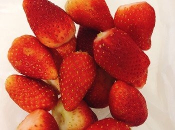 step7: 草莓洗淨去蒂，抹乾水份放入雪櫃待用
