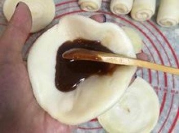 step21: 翻面後包入1匙蜜糖餡；