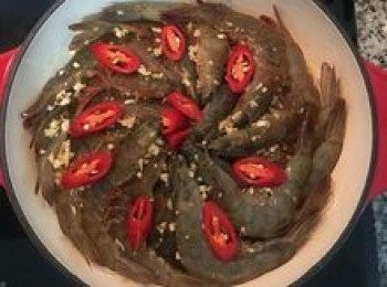 step13: 將醬汁全部均勻的淋在鮮蝦上，再撒上辣椒；