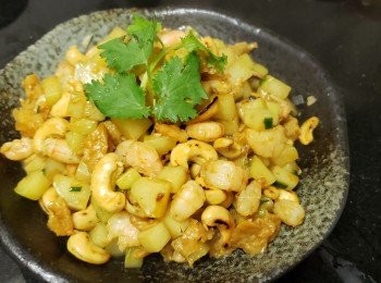 step8: 將麵筋出水拖去油份，壓出水份後切成小粒備用。
合掌瓜去皮及核後切丁粒，虎蝦清洗後隔乾水份切粒。