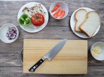 step1: 洋葱、番茄分別切碎，喜歡有口感的可切大一點(3-4mm)，喜歡細滑的就切碎一點。