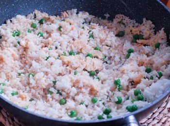 step3: 再煎雞蛋，下白飯及青豆拌勻，可加點鹽或雞粉調味。然後將飯放入烤盤內