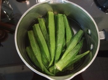 step1: 秋葵灼熟，大約五分鐘(中細火)