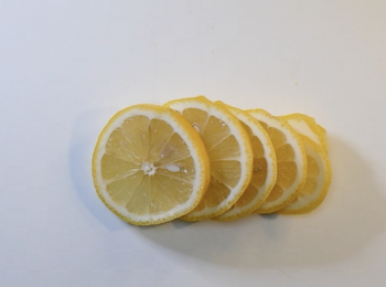 step2: 將檸檬切片。
