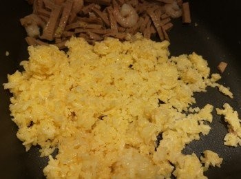 step5: 將扎肉和蝦仁撥埋一邊，用少許油炒飯。