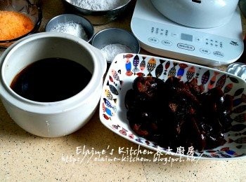 step9: 翌日將紅棗及紅棗水分別盛起 , 紅棗水有300g