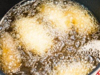 step6: 熱170度油鍋，下鍋油炸。
炸好後瀝油就做好了