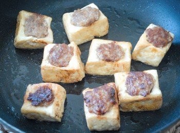step4: 燒熱鑊後下油，下豆腐（先煎豬肉那面），再煎至每邊金黃色