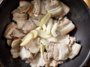 step1: 熱油鍋，將豬五花肉片下鍋煎出香氣後，加入薑片、大蒜炒香。