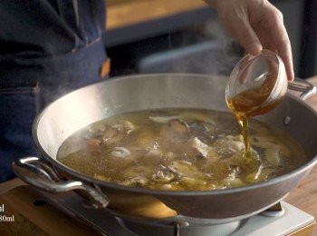 step4: 起鍋前再加入麻油與適量的鹽巴調味就完成了。