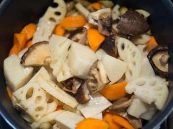 step3: 熱油鍋（沙拉油1大匙），先將硬的蔬菜強火翻炒一下。
接著放入軟的蔬菜翻炒一下，最後加入蒟蒻翻炒。
接著將<span class="group_2">調味料1</span>放入，中火煮10分鐘。