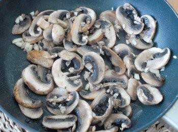 step2: 燒熱鑊後下油，下磨菇和蒜末，炒磨菇至軟身，下鹽和黑胡椒粉調味