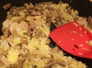 step6: 飯和材料混合炒混。